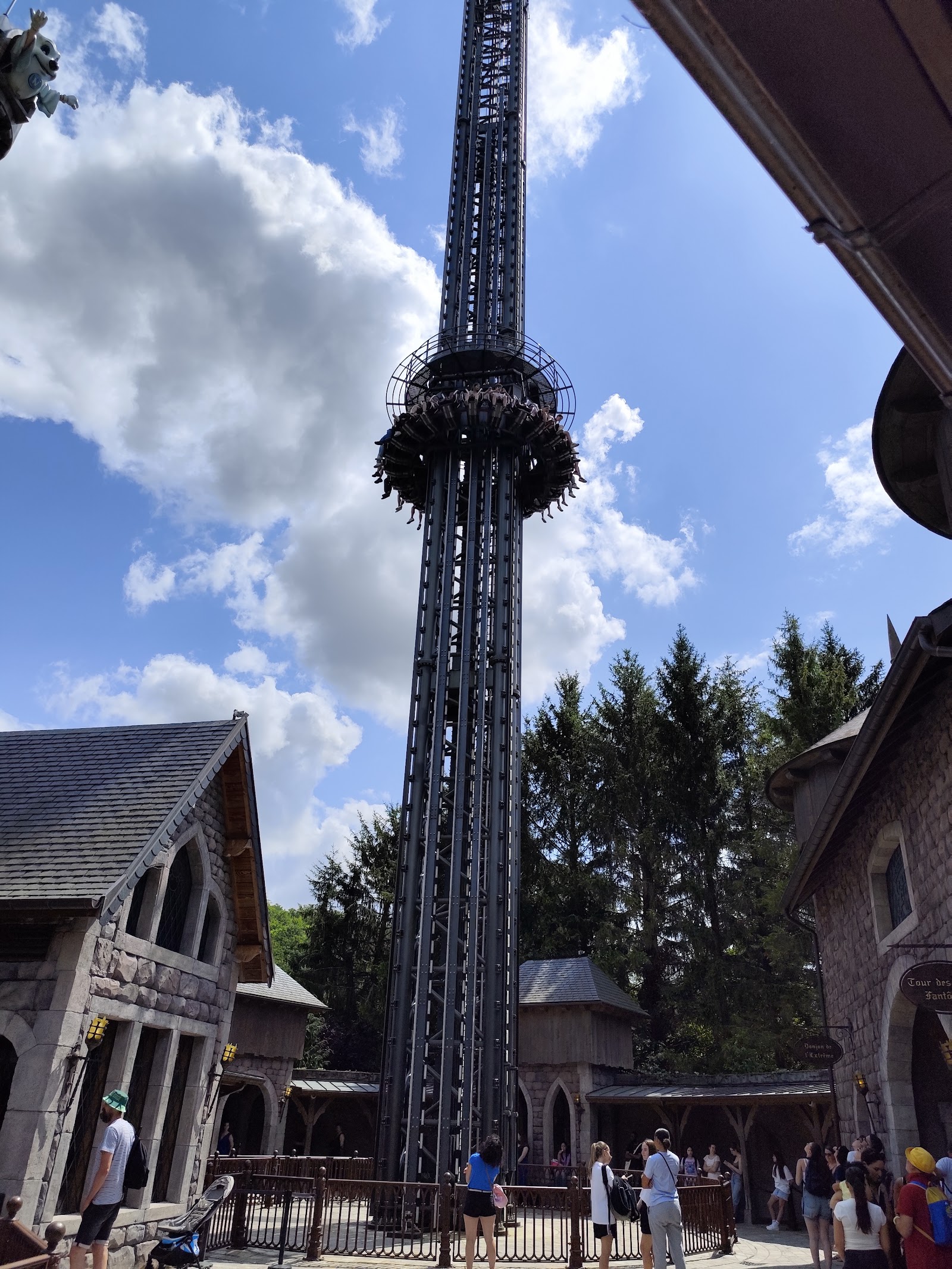 Donjon de l'Extrême — Oficiais