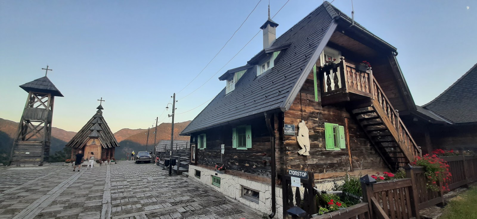Drvengrad — Oficiais