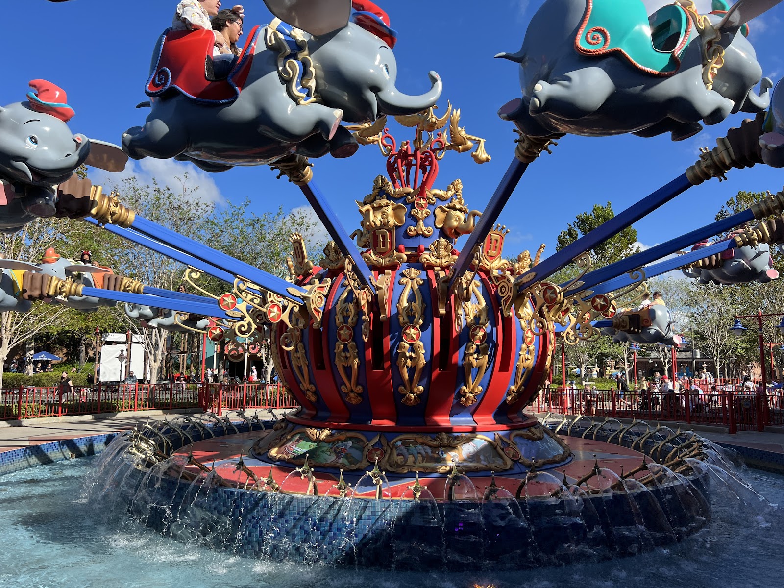 Dumbo the Flying Elephant — Oficiais
