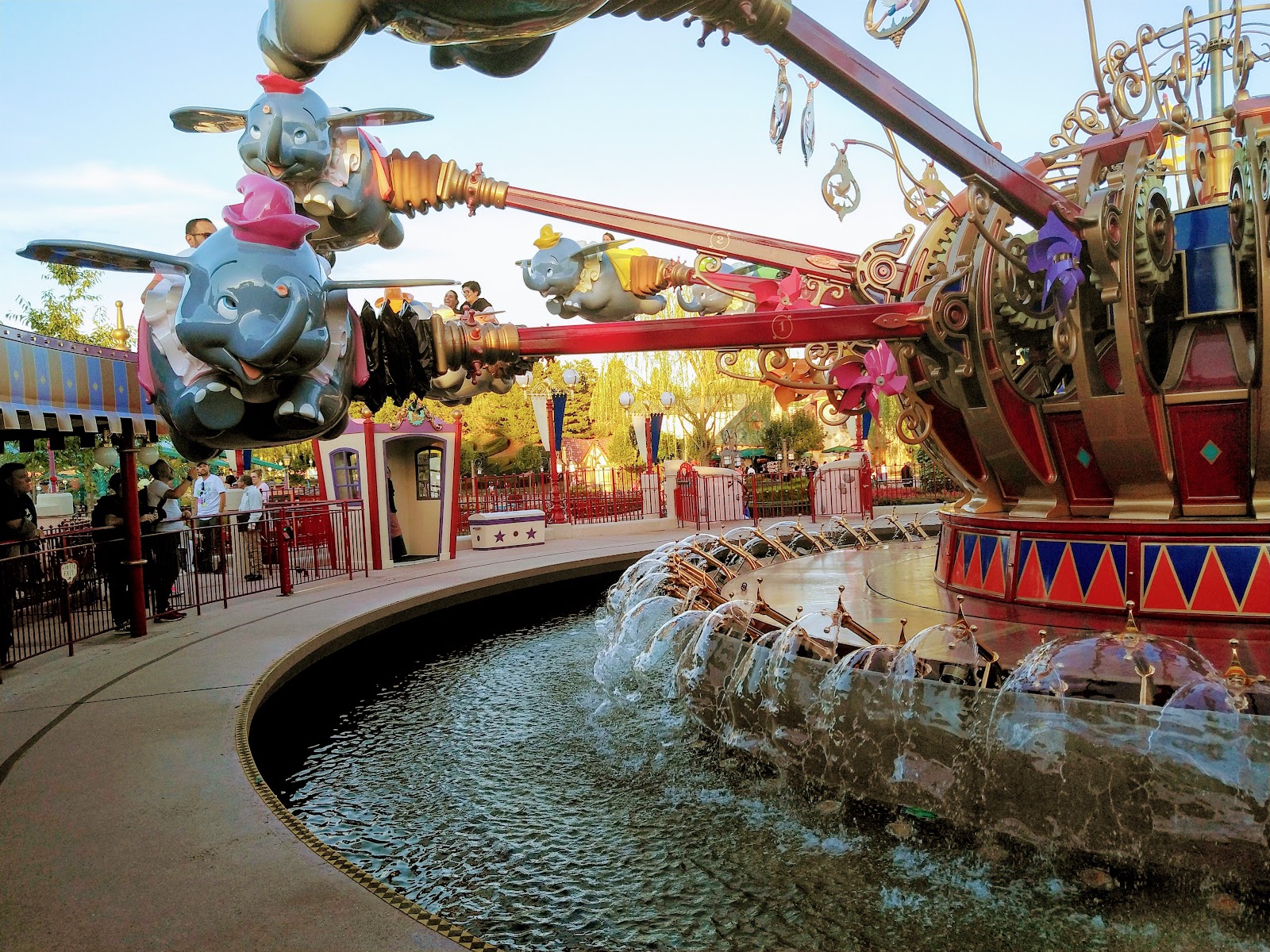 Dumbo the Flying Elephant — Oficiais