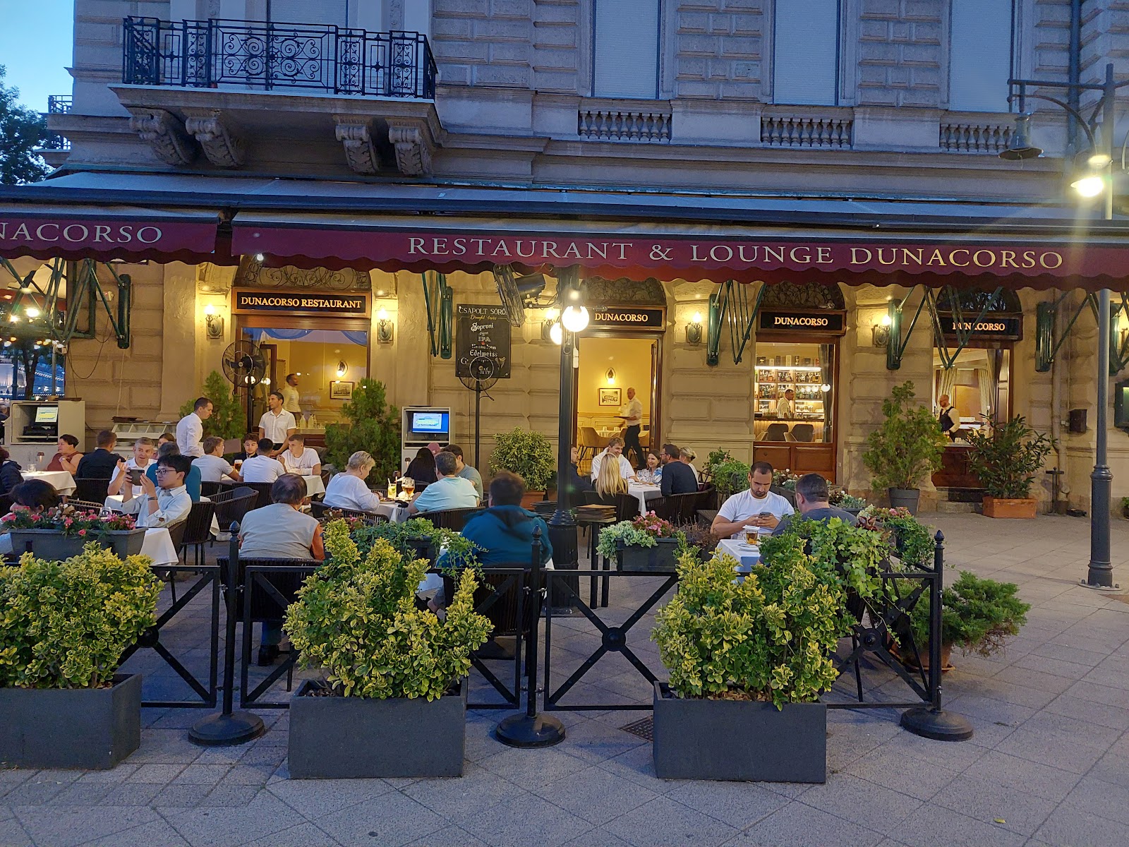Duna Restaurant — Oficiais