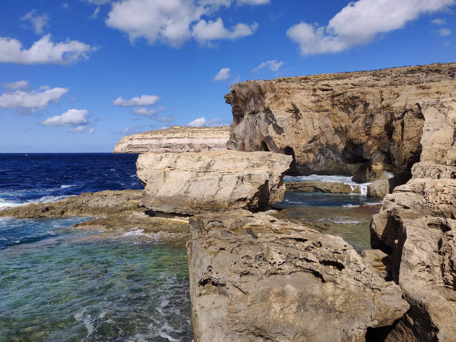 Dwejra Bay — Oficiais