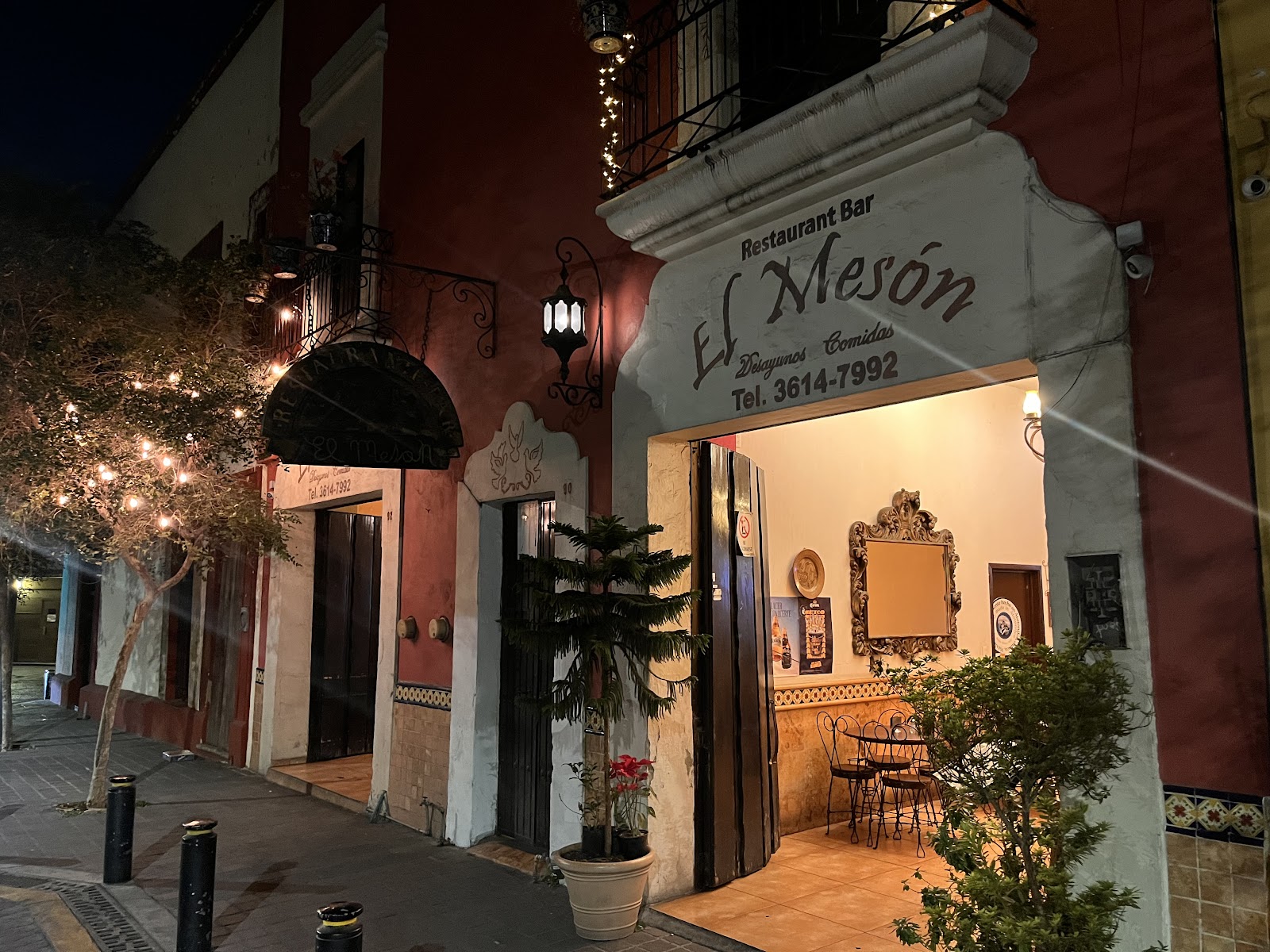 El Mesón — Oficiais