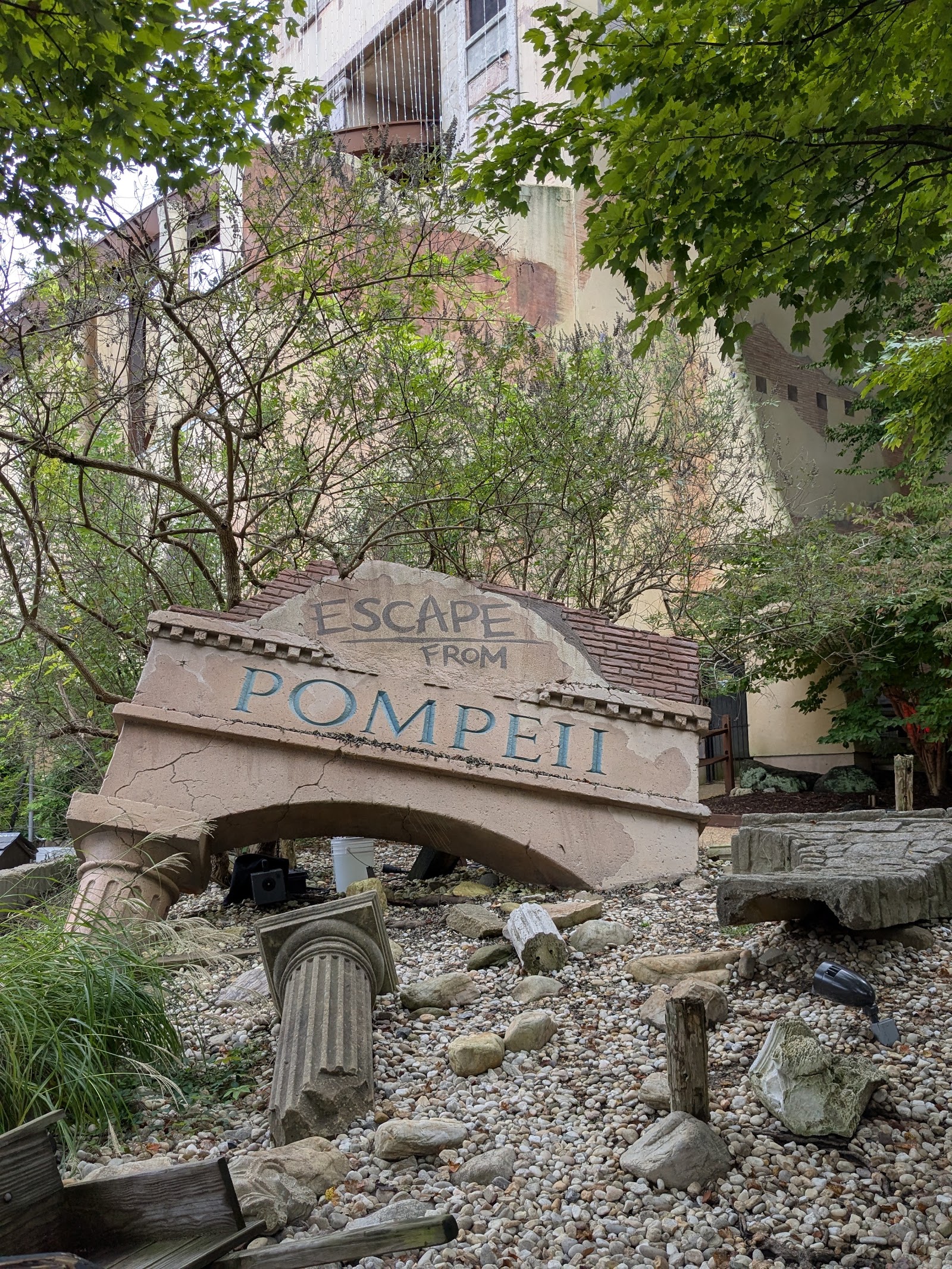 Escape from Pompeii — Oficiais