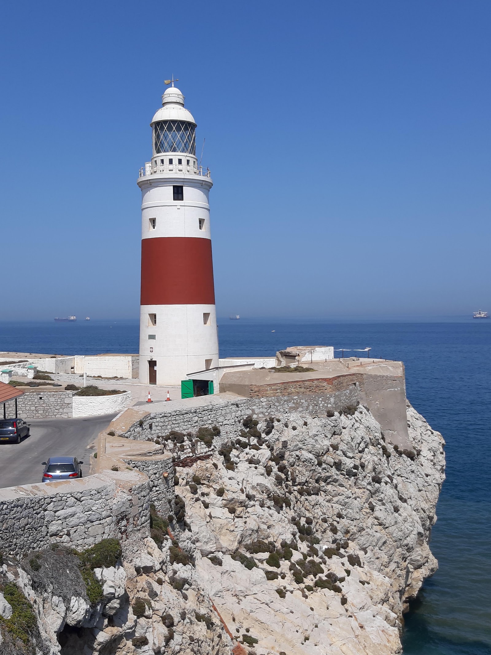 Europa Point — Oficiais
