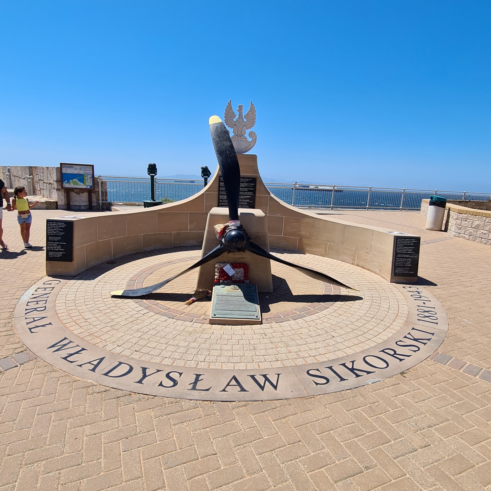 Europa Point — Oficiais