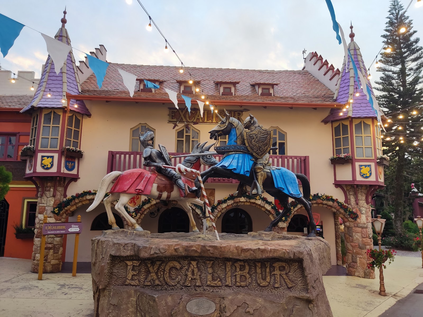 Excalibur — Oficiais
