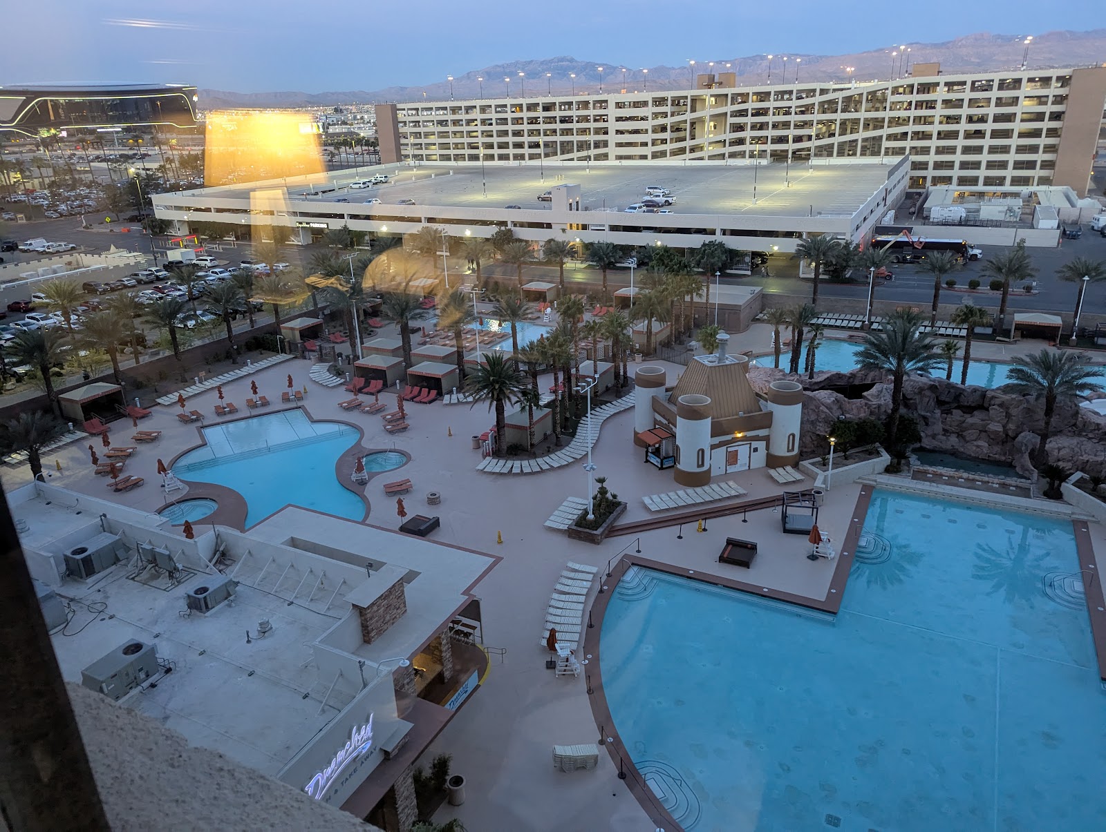 Excalibur Hotel and Casino — Oficiais