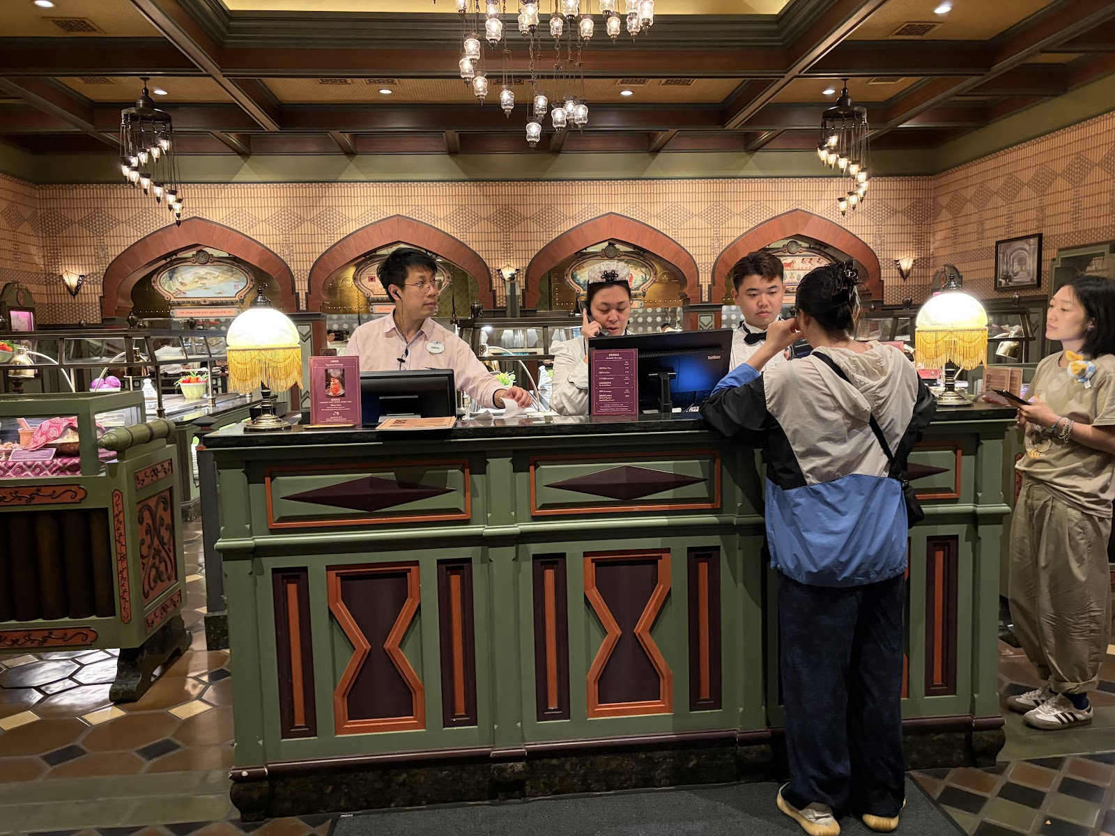 Explorer's Club Restaurant — Oficiais