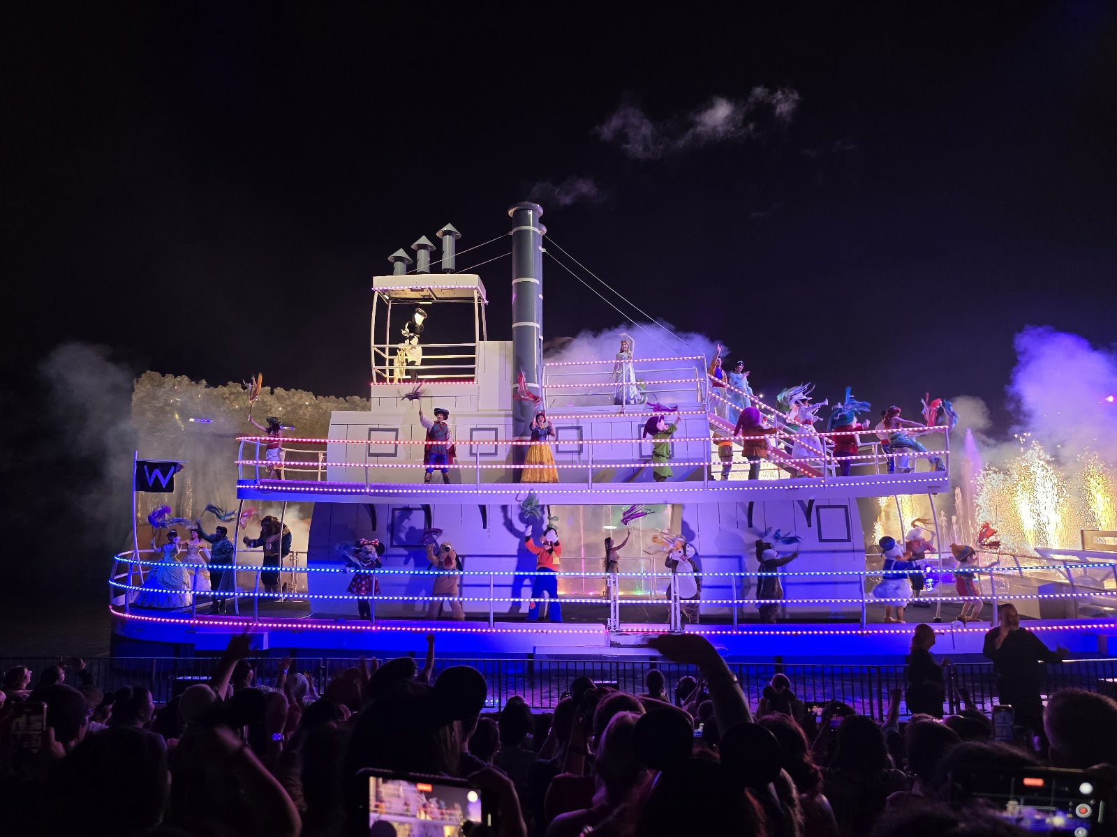 Fantasmic! — Oficiais