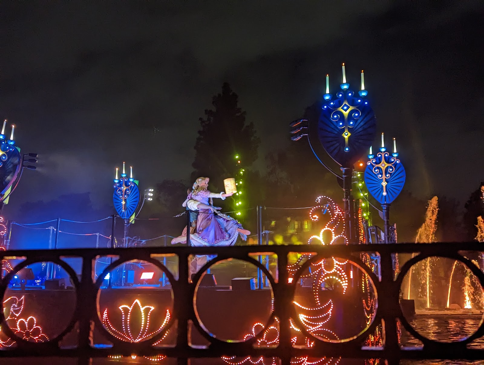 Fantasmic! — Oficiais