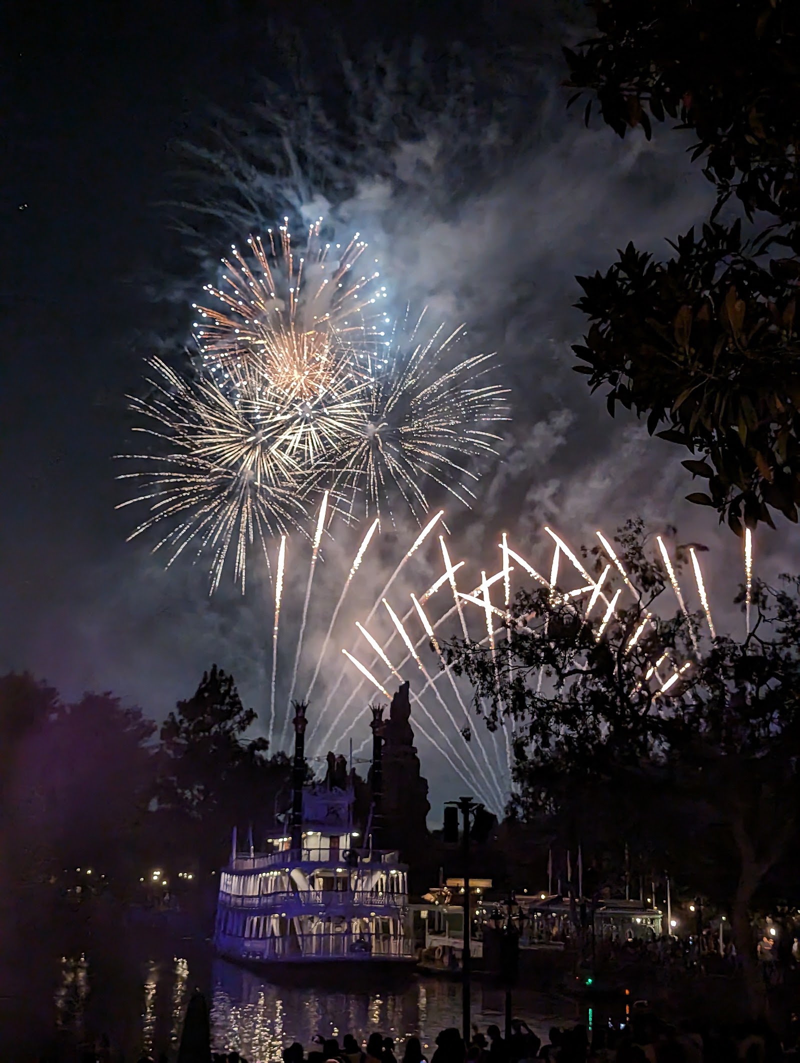 Fantasmic! — Oficiais