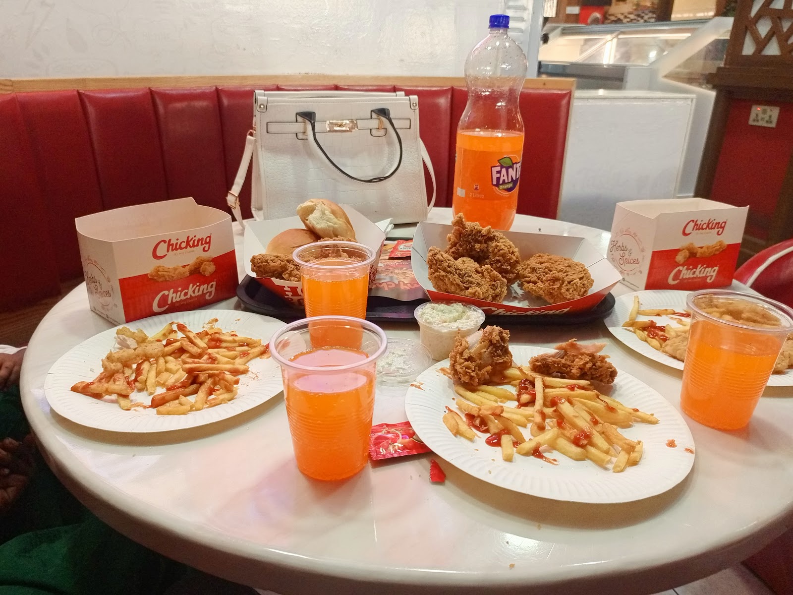 Fast Food Outlet — Oficiais