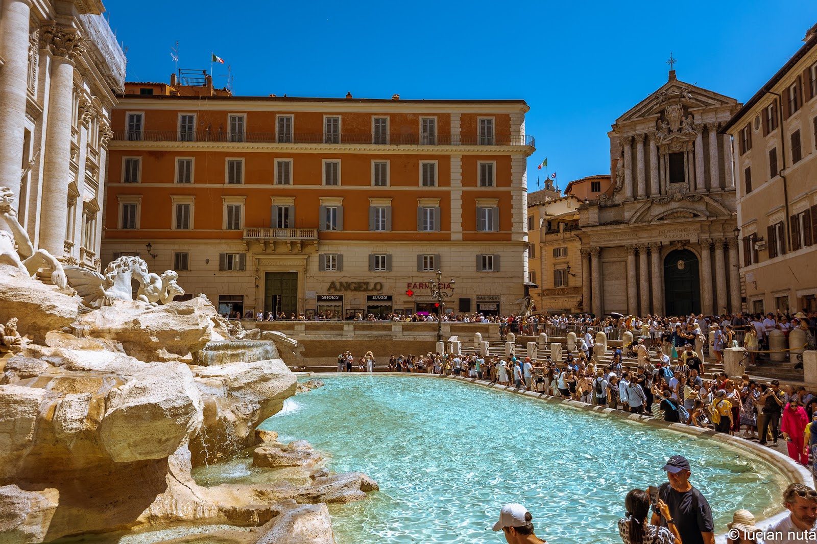 Fontana di Trevi — Oficiais