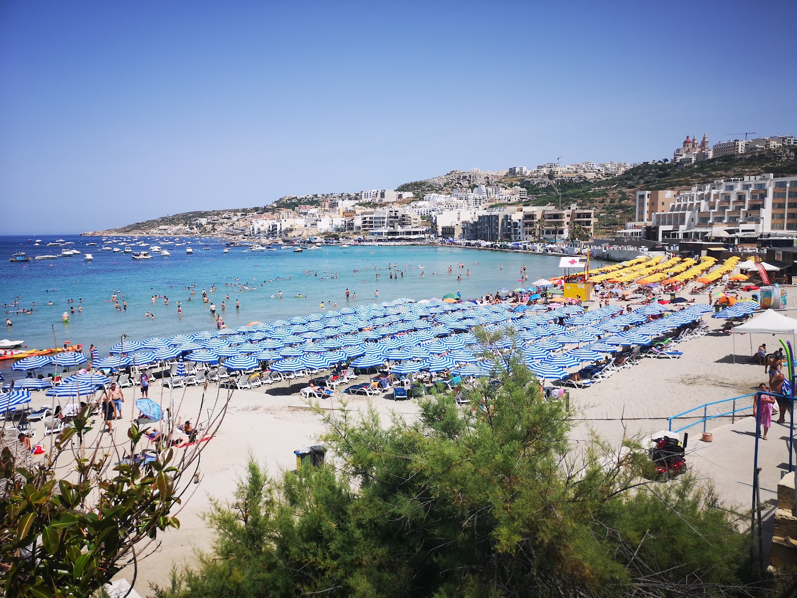 Għadira Bay — Oficiais