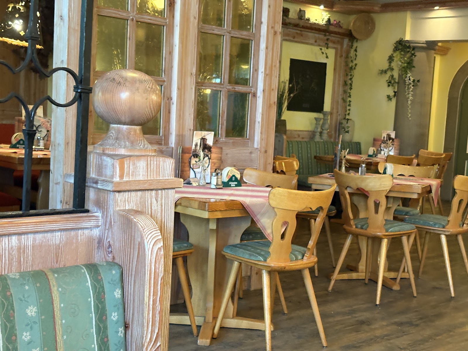 Gasthaus zur Altweibermühle — Oficiais