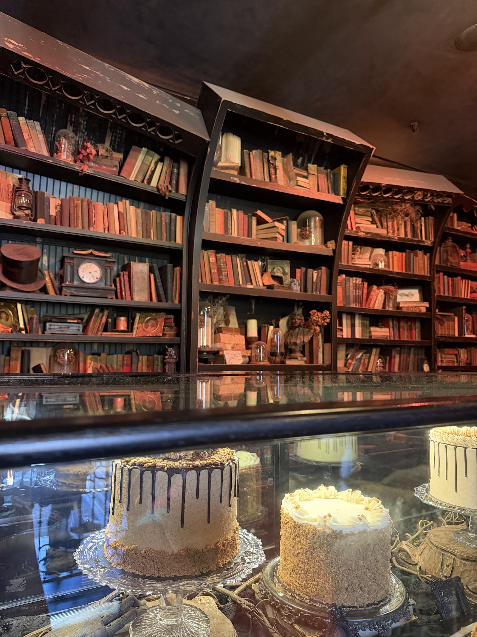 Gideon's Bakehouse — Oficiais