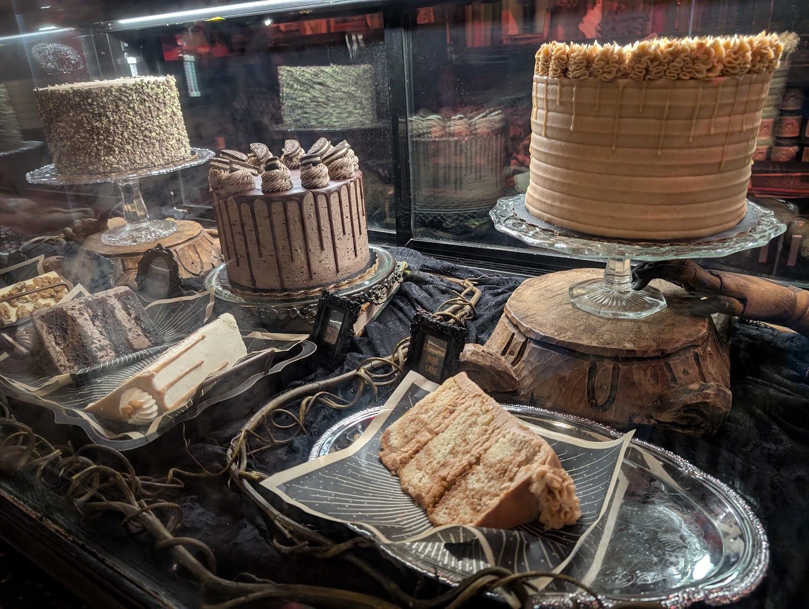 Gideon's Bakehouse — Oficiais