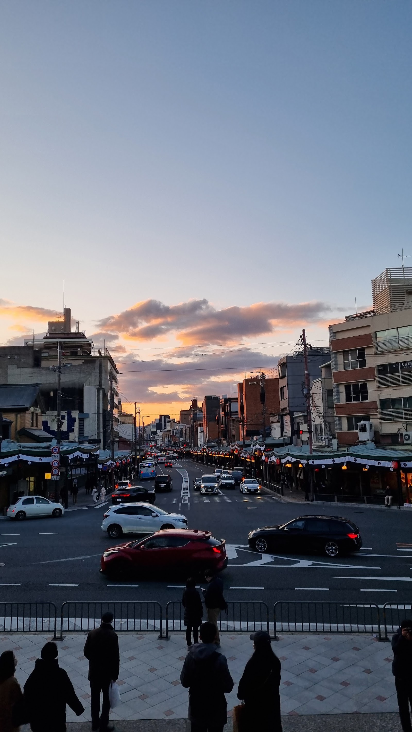 Gion — Oficiais