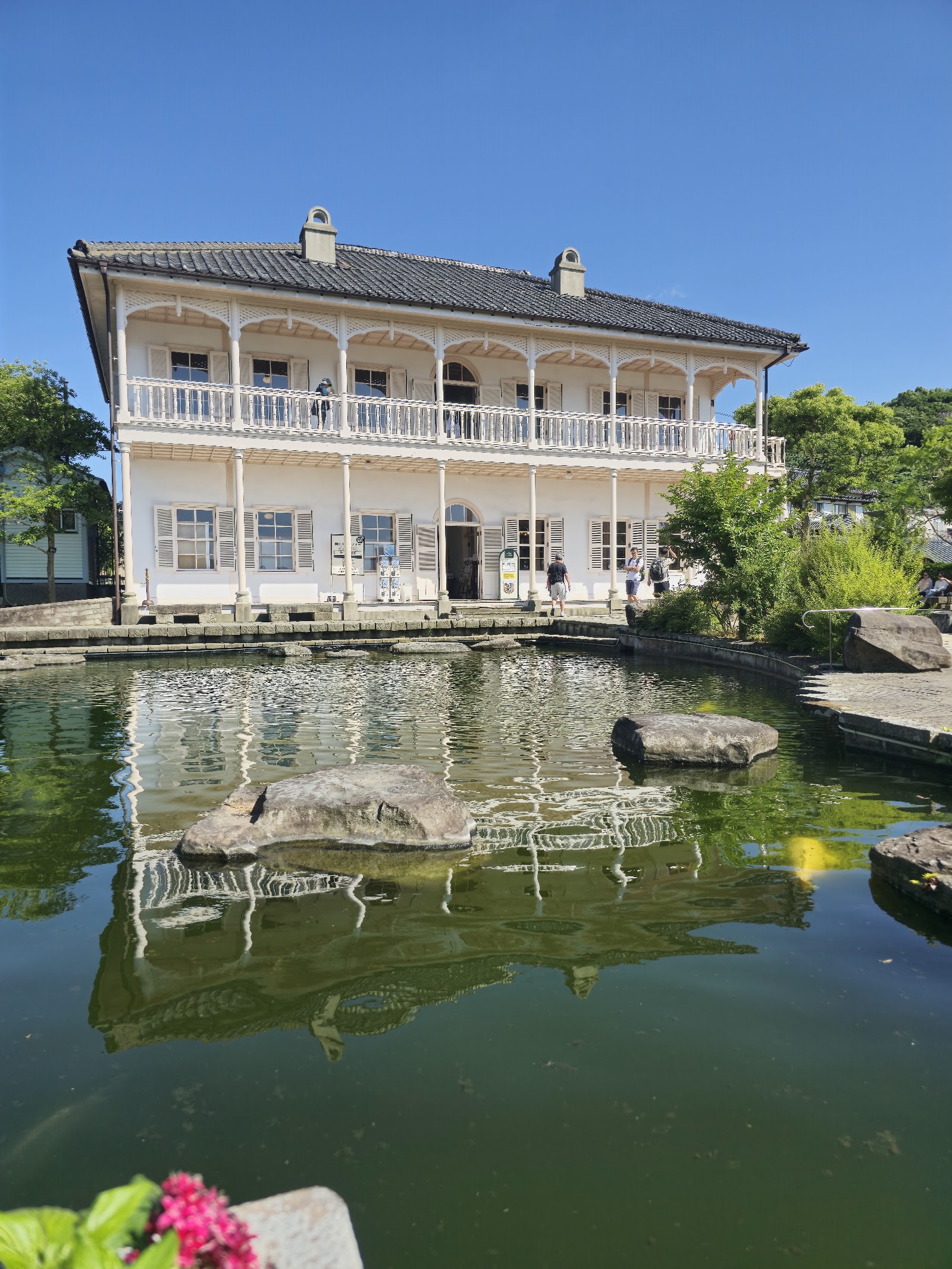 Glover Garden — Oficiais