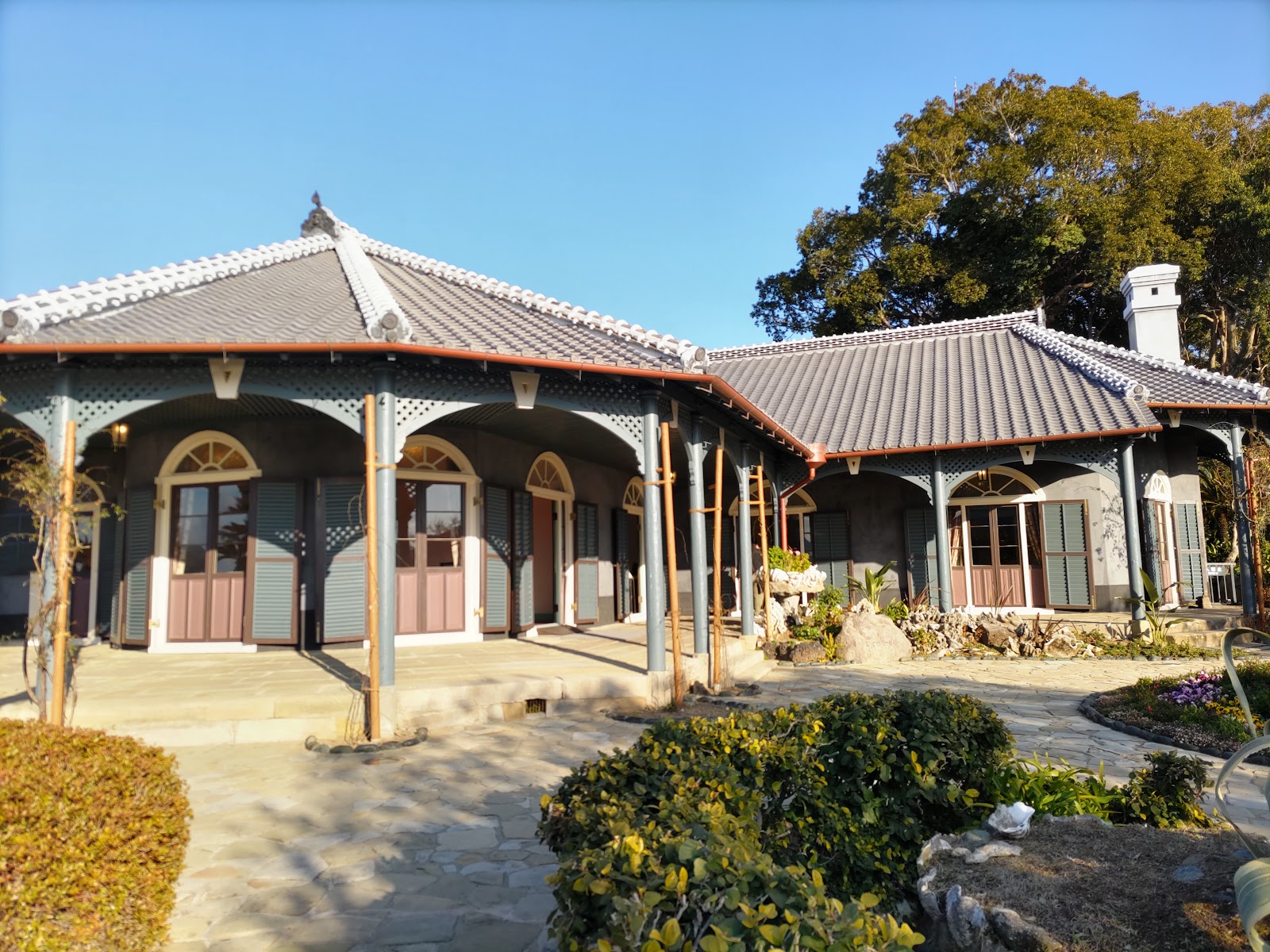 Glover Garden — Oficiais