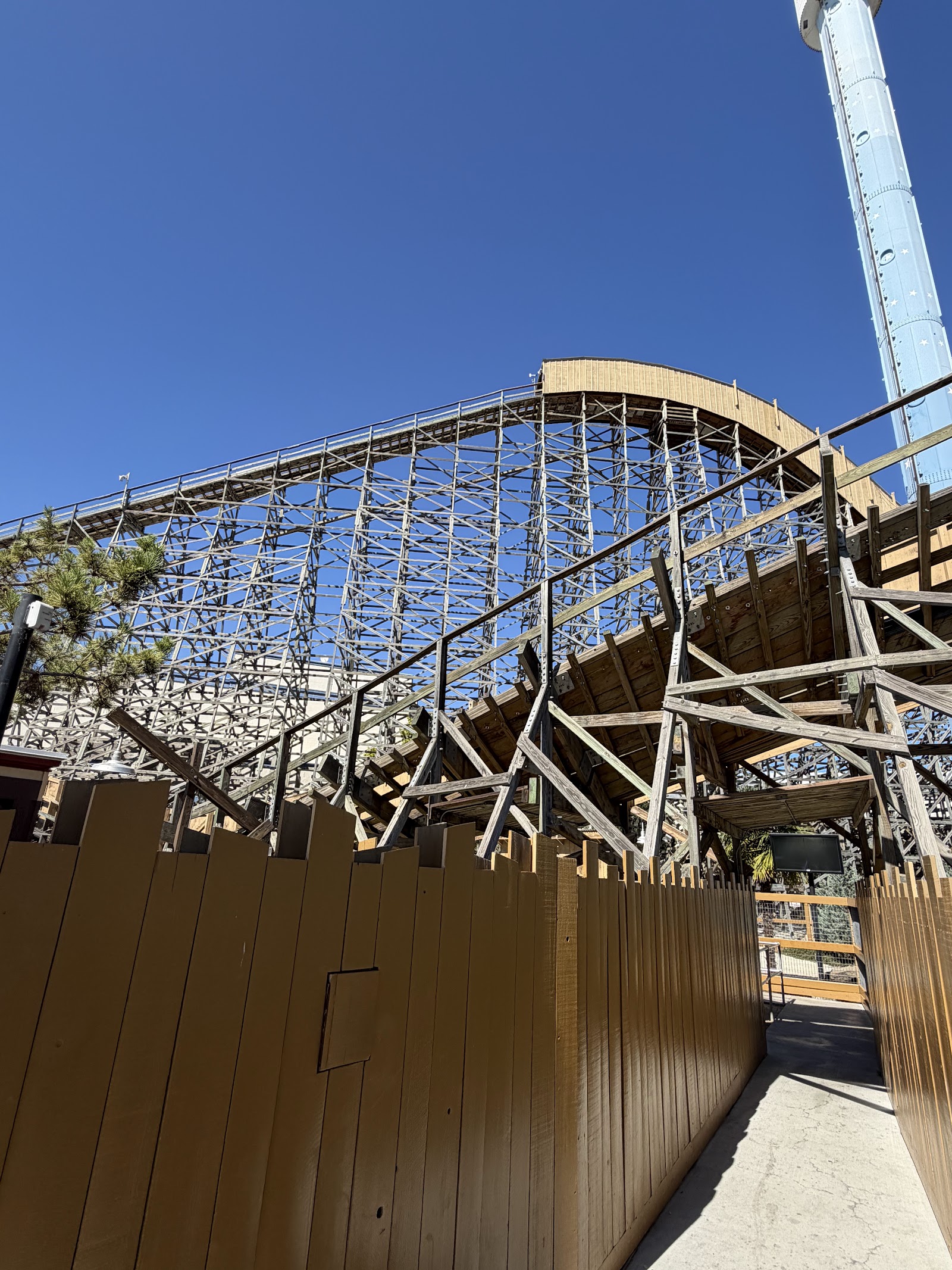 Gold Striker — Oficiais