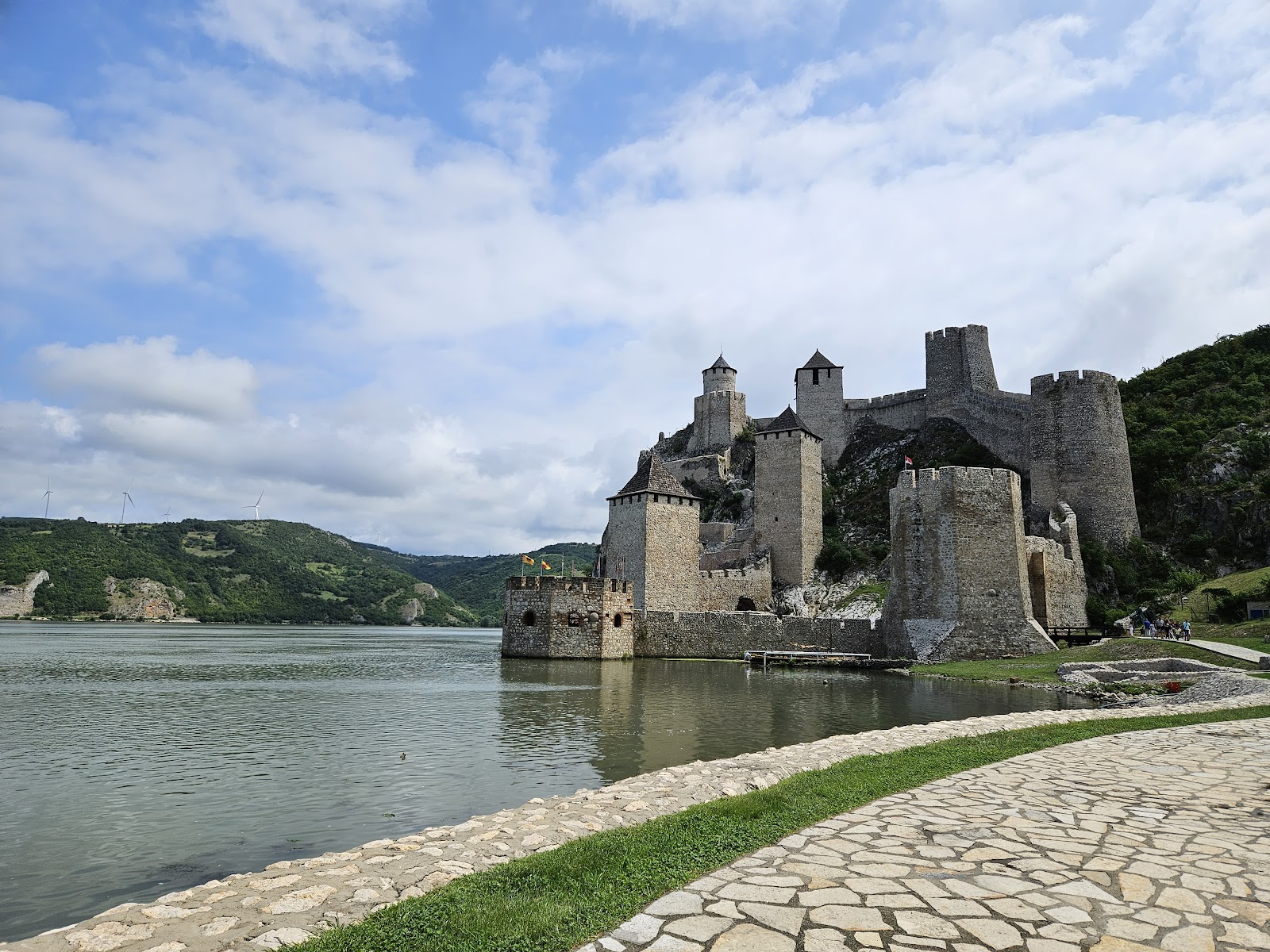 Golubac Fortress — Oficiais