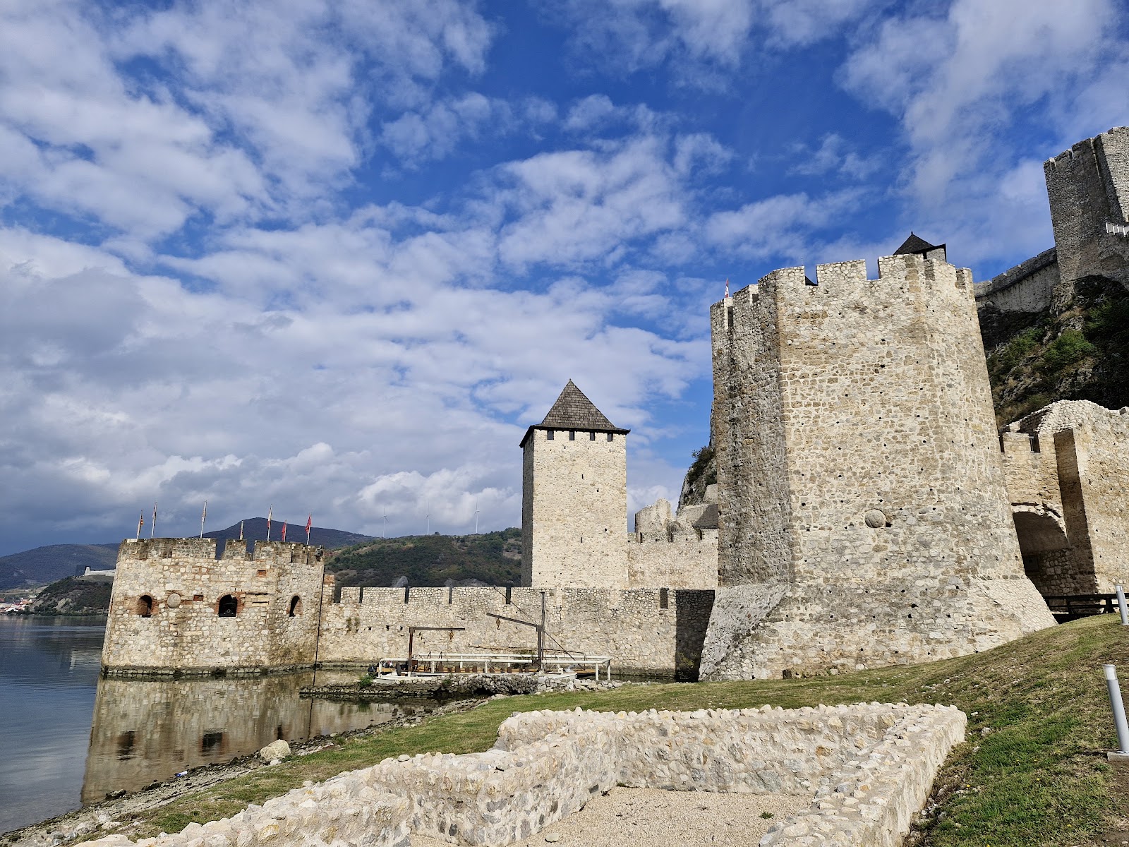 Golubac Fortress — Oficiais