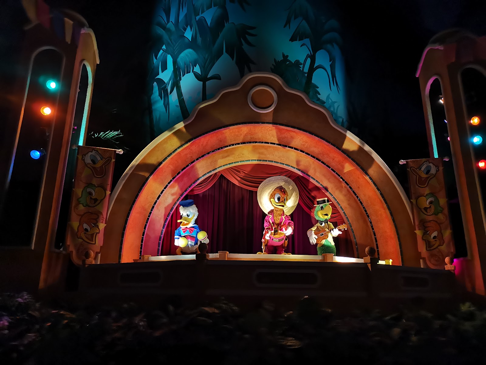 Gran Fiesta Tour Starring The Three Caballeros — Oficiais