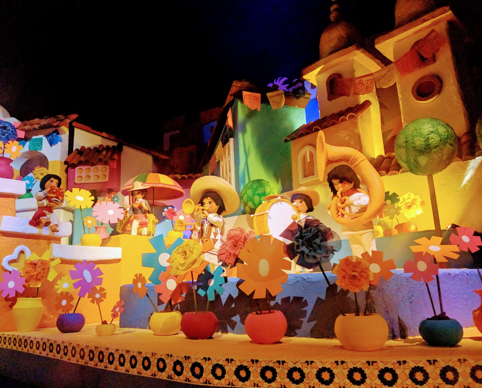 Gran Fiesta Tour Starring The Three Caballeros — Oficiais