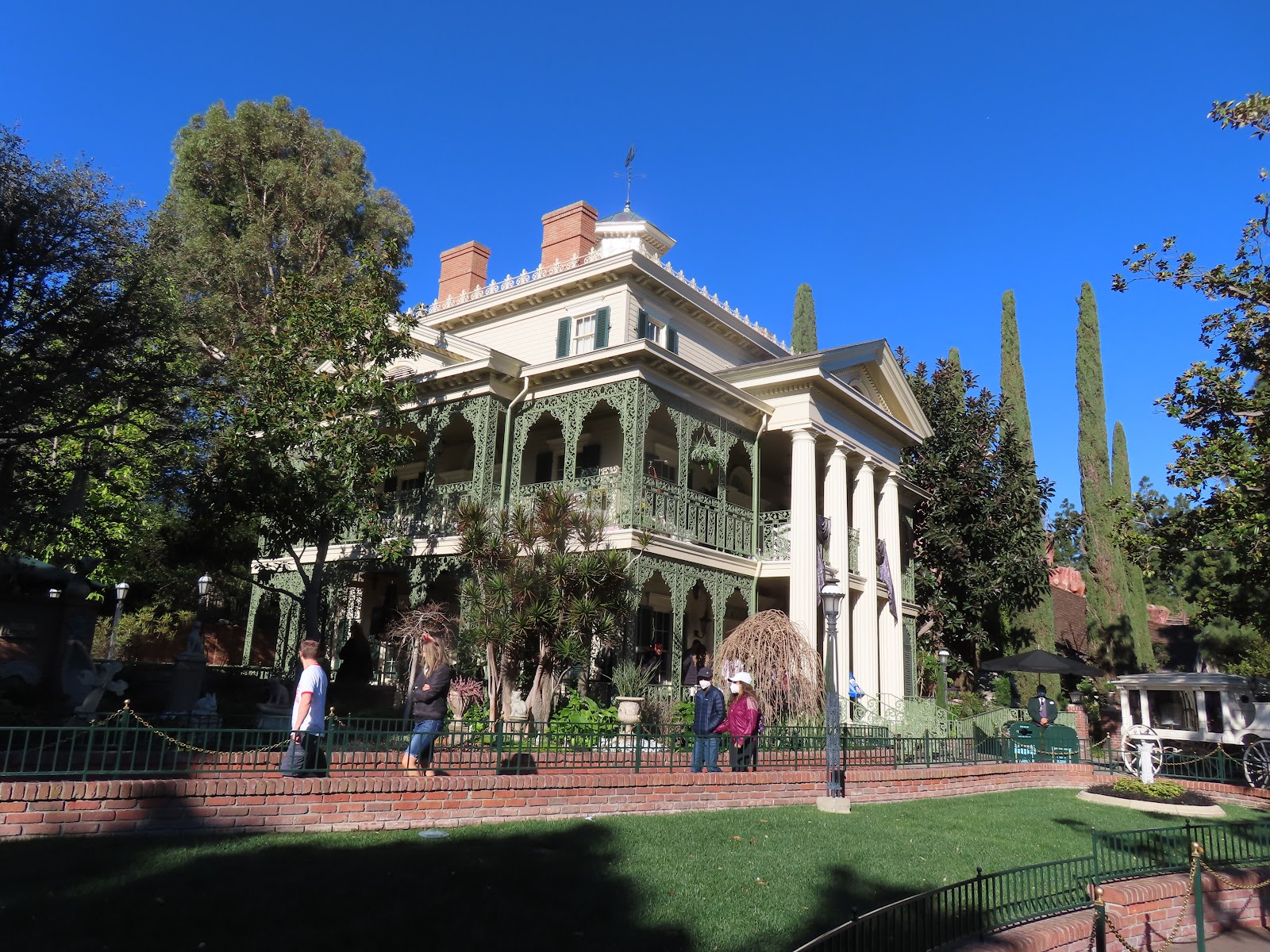 Haunted Mansion — Oficiais