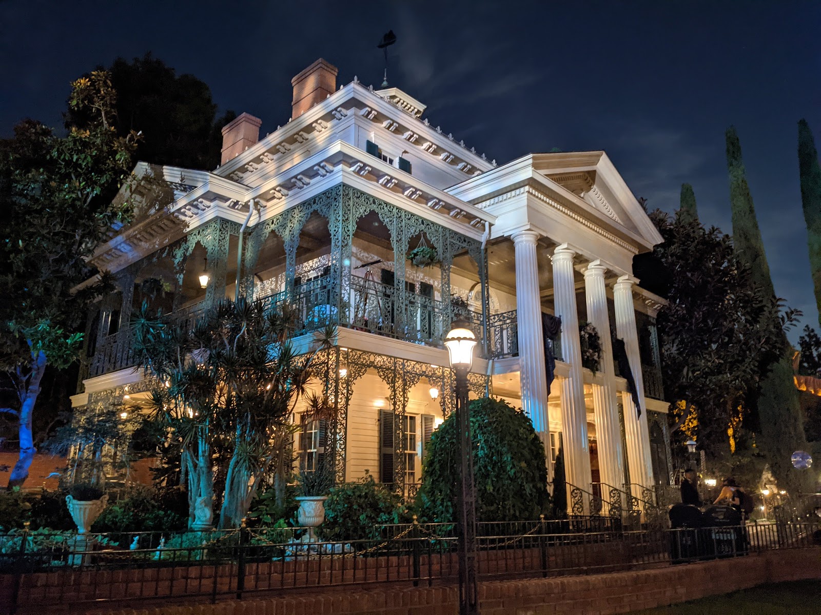 Haunted Mansion — Oficiais