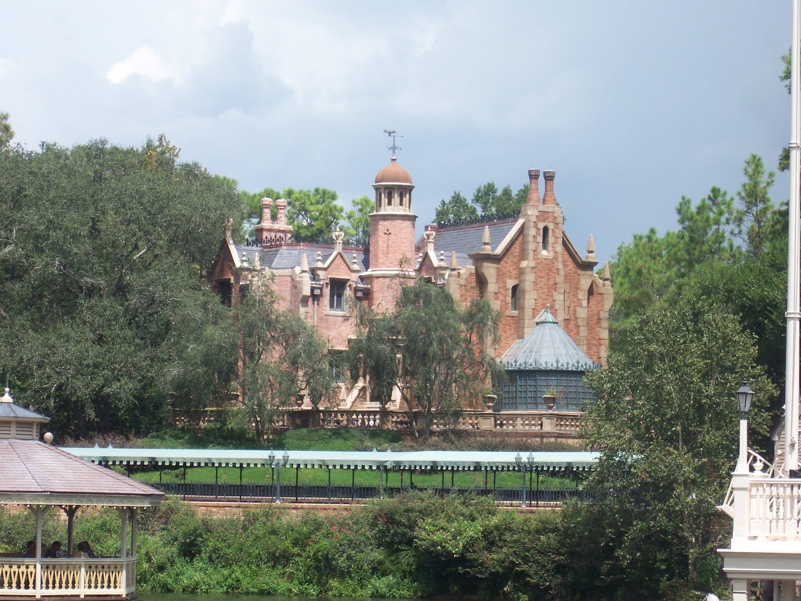 Haunted Mansion — Oficiais