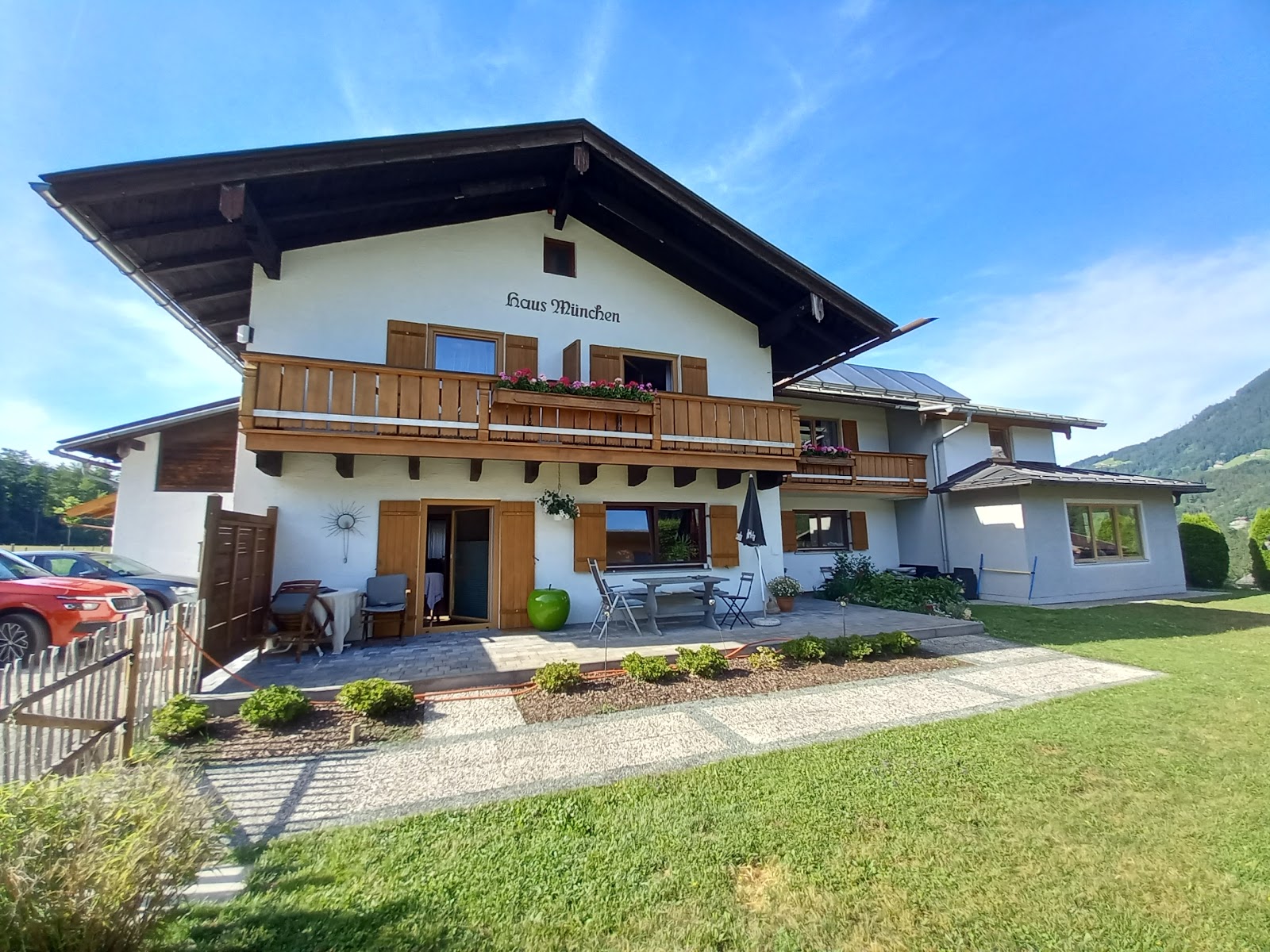 Haus München — Oficiais