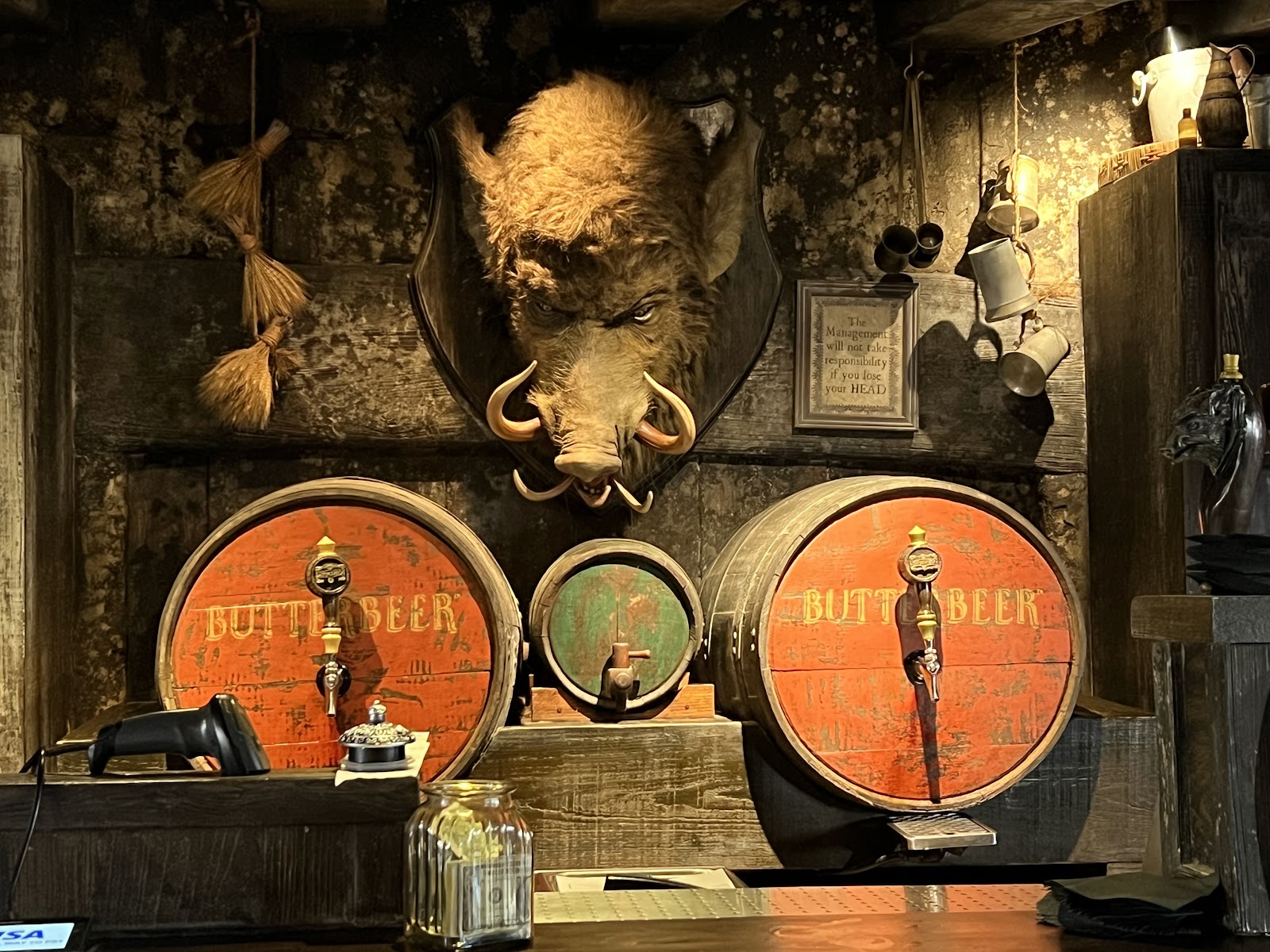 Hog's Head Pub — Oficiais
