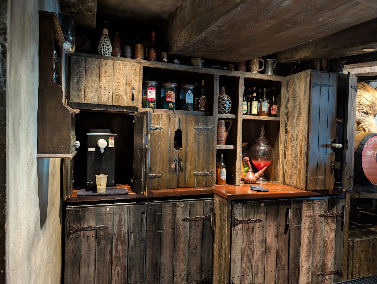 Hog's Head Pub — Oficiais