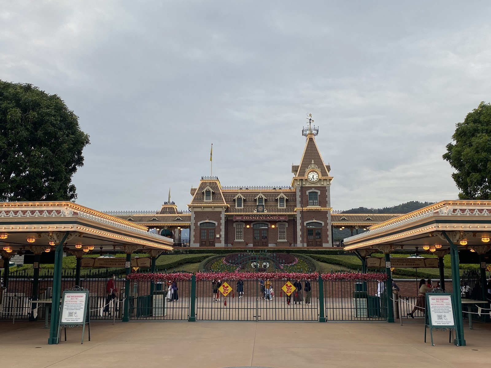 Hong Kong Disneyland Railroad — Oficiais
