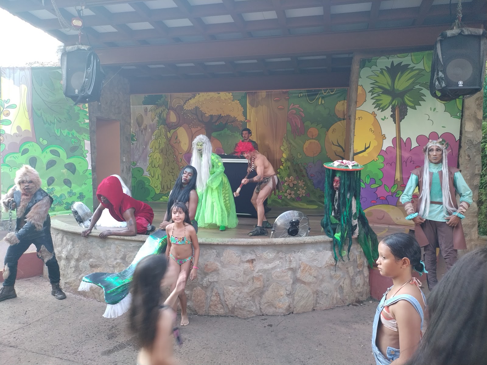 Hotibum — Oficiais