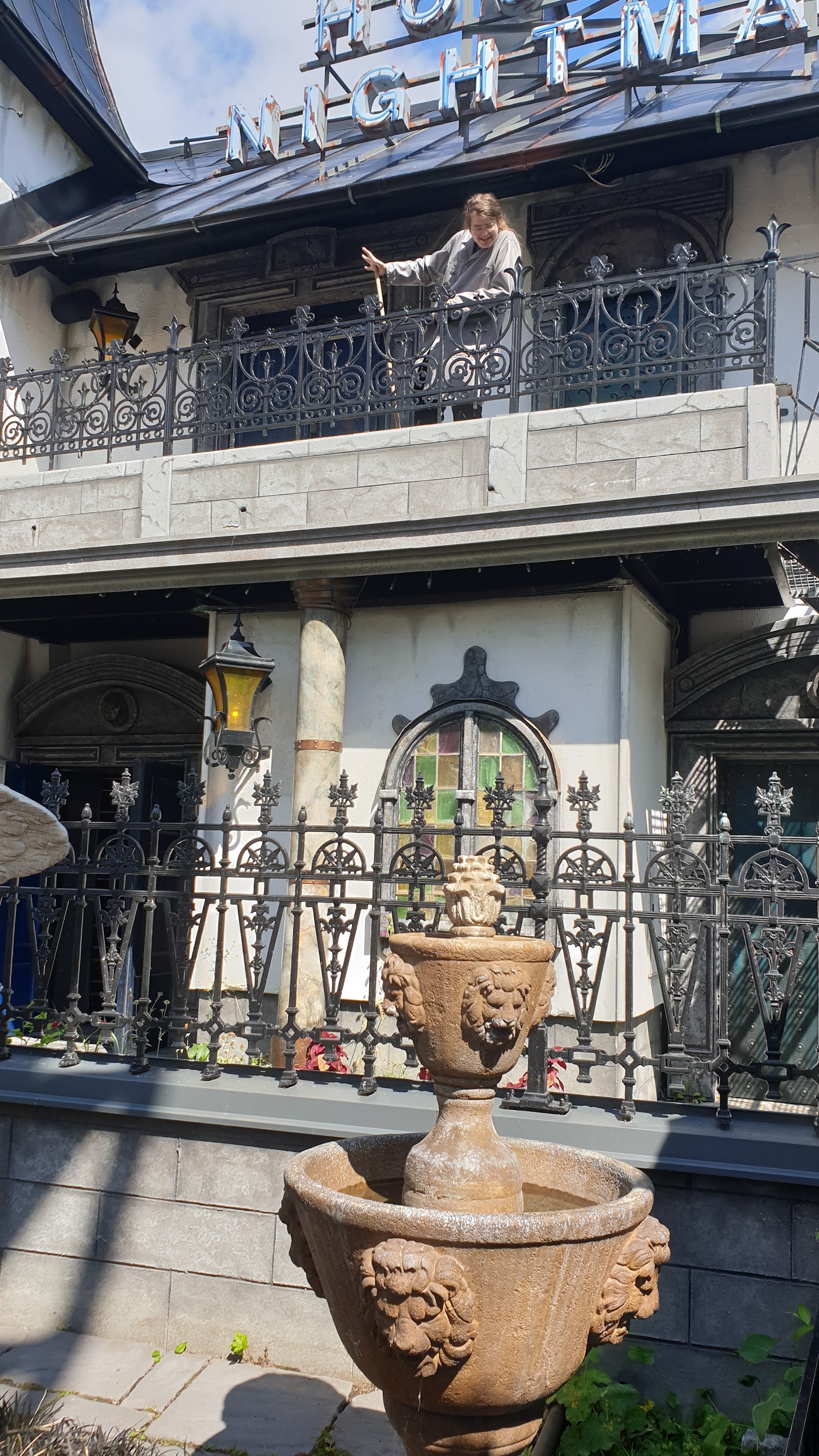 House of Nightmares — Oficiais