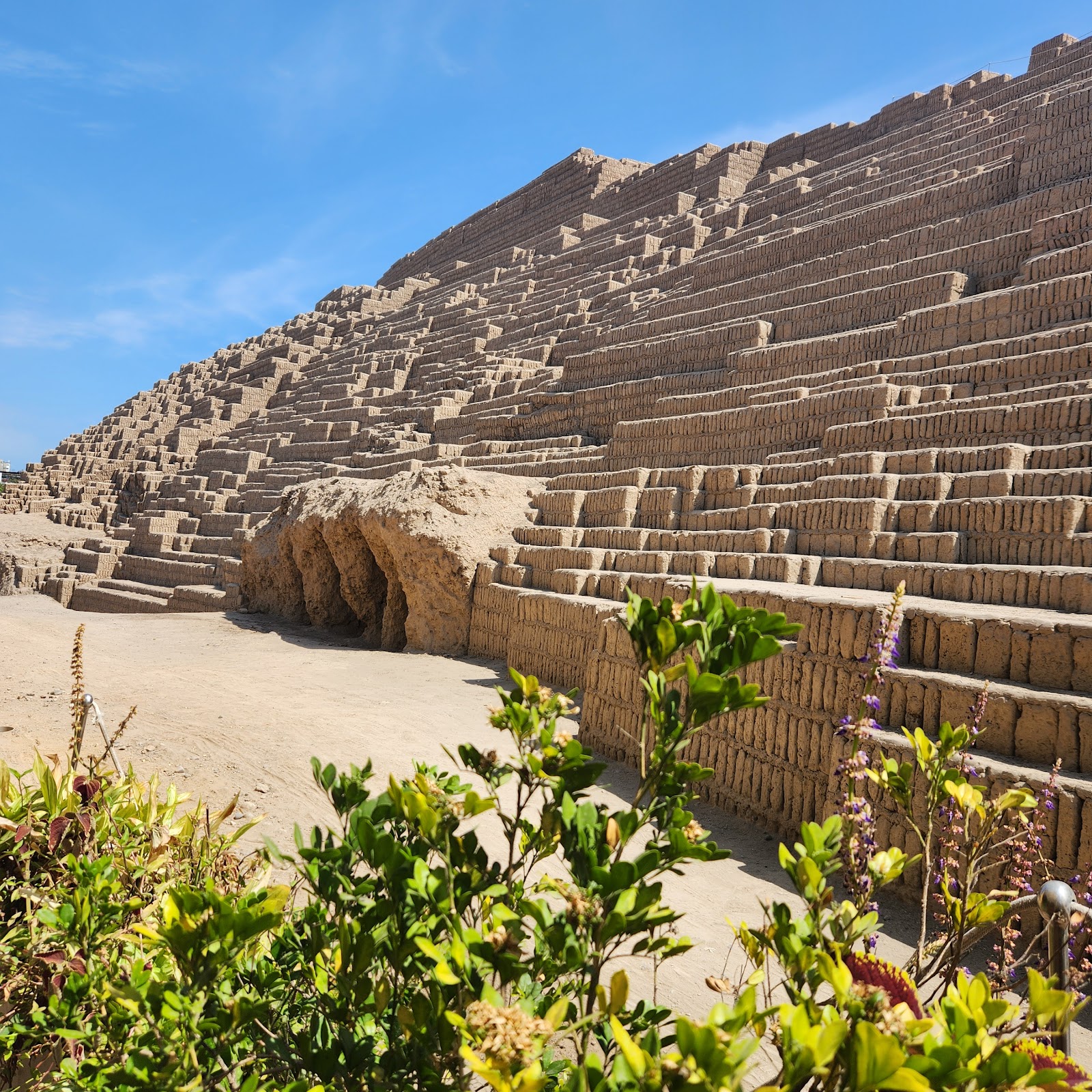 Huaca Pucllana — Oficiais