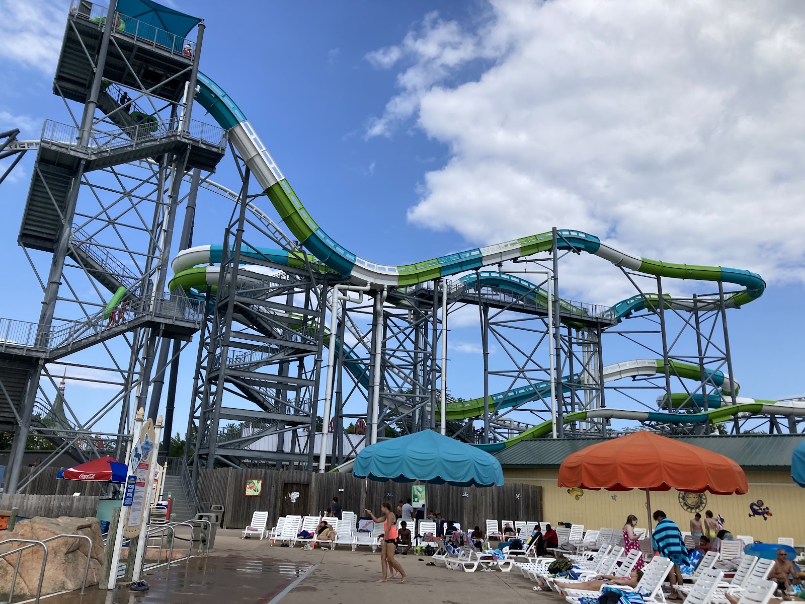 Hurricane Harbor — Oficiais