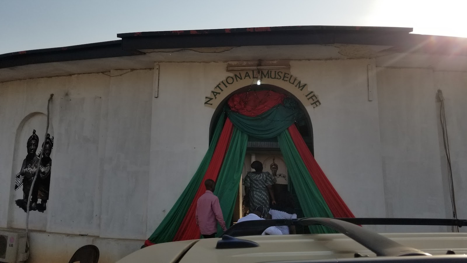 Ife National Museum — Oficiais