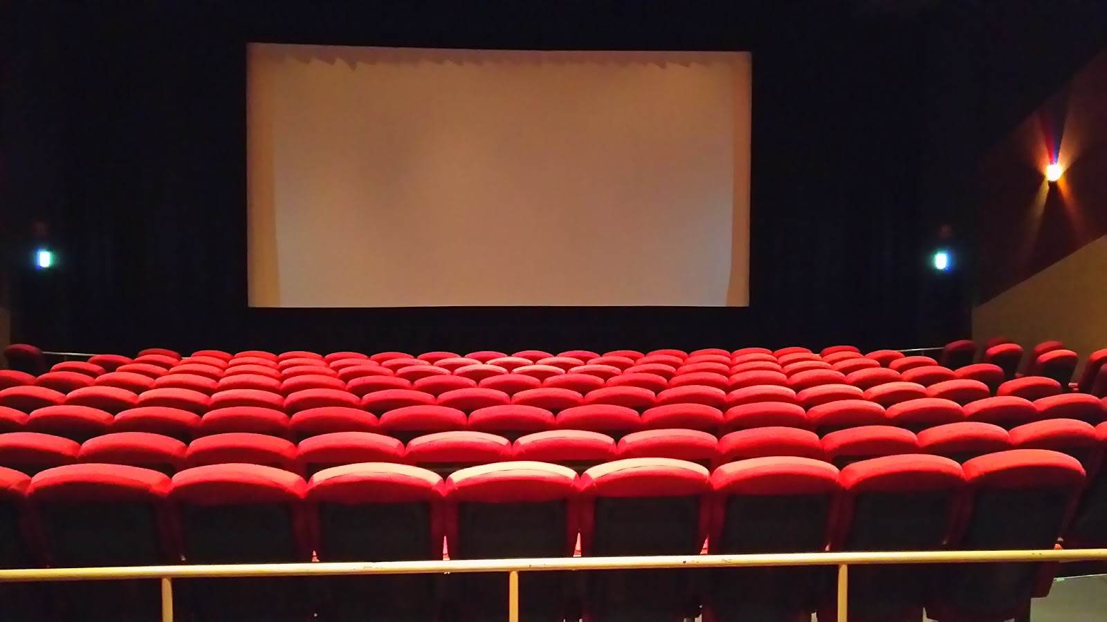 Ikspiari Cinema — Oficiais