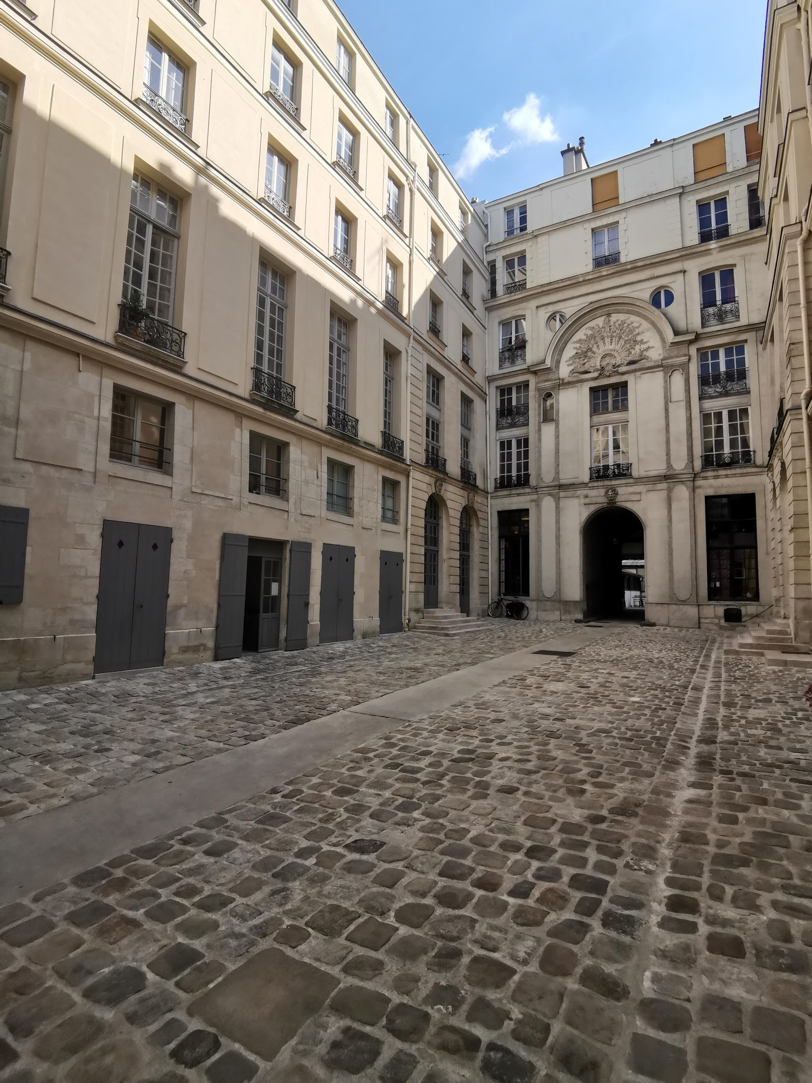 Île Saint-Louis — Oficiais