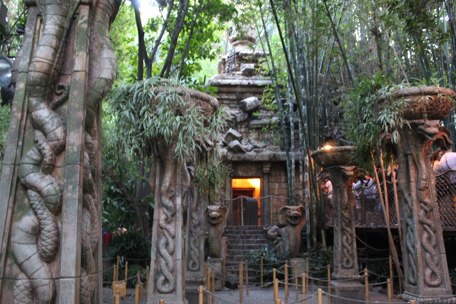 Indiana Jones Adventure — Oficiais