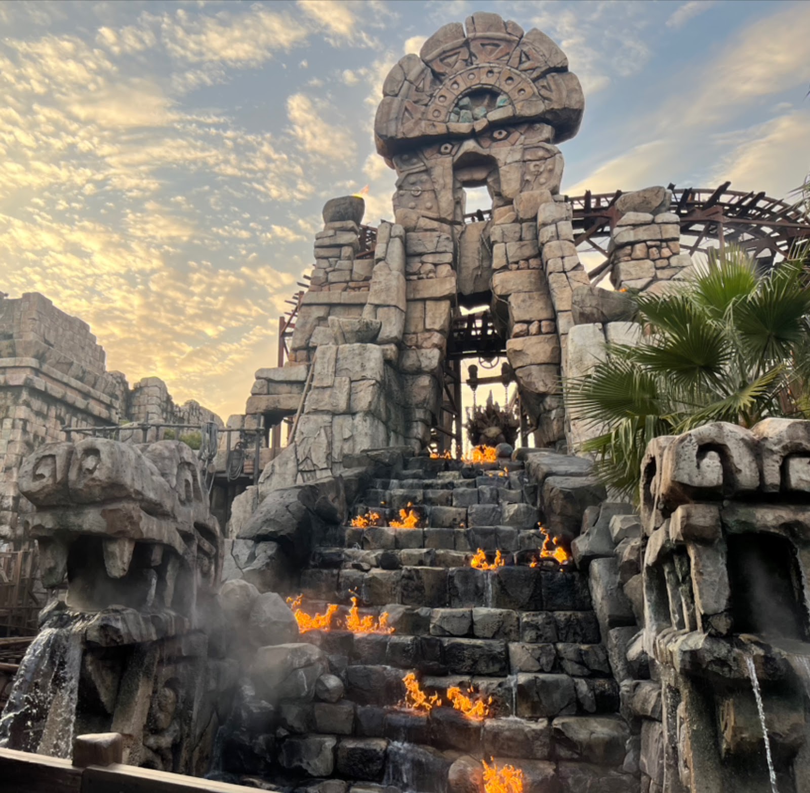 Indiana Jones Adventure: Temple of the Crystal Skull — Oficiais