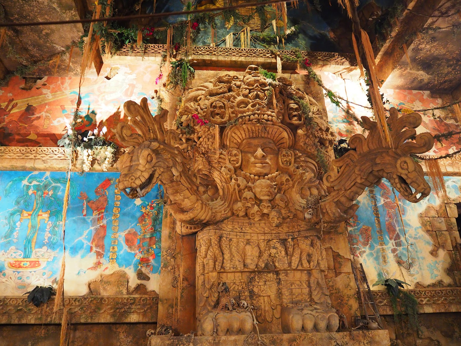 Indiana Jones Adventure: Temple of the Crystal Skull — Oficiais