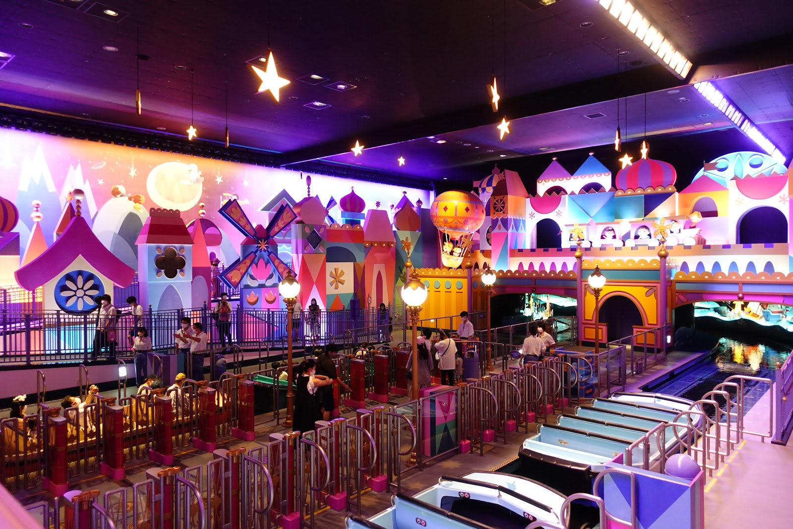 It's a Small World — Oficiais
