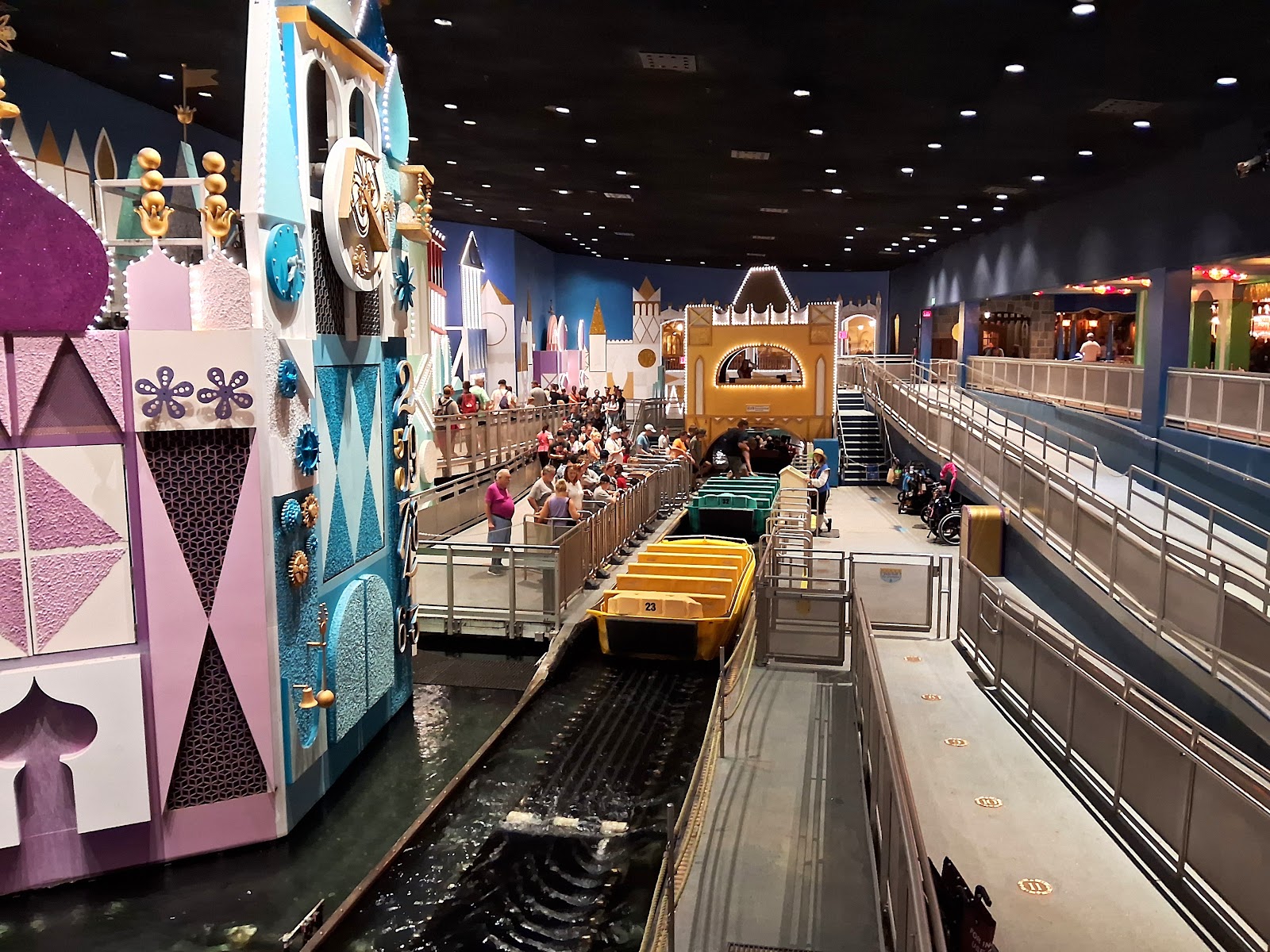 it's a small world — Oficiais