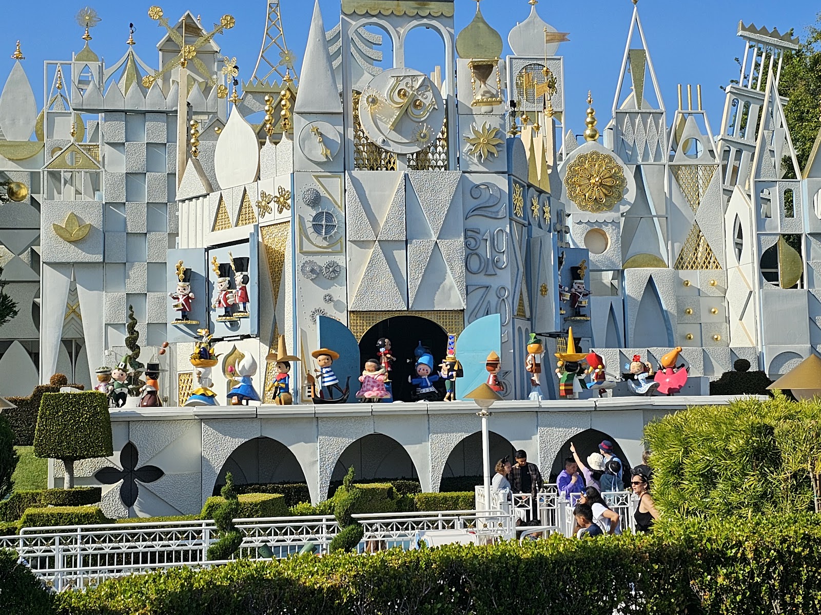 it's a small world — Oficiais